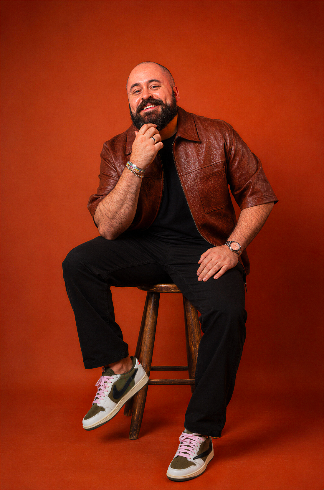 Léo Rossatti sentado, retrato de estúdio